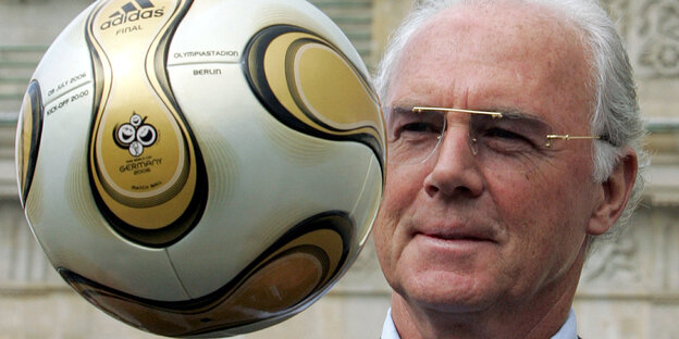 Franz Beckenbauer mit einem Ball auf Augenhöhe Franz Beckenbauer mit einem Ball auf Augenhöhe