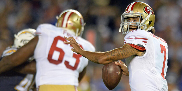 Colin Kaepernick bei einem Wurf Colin Kaepernick bei einem Wurf