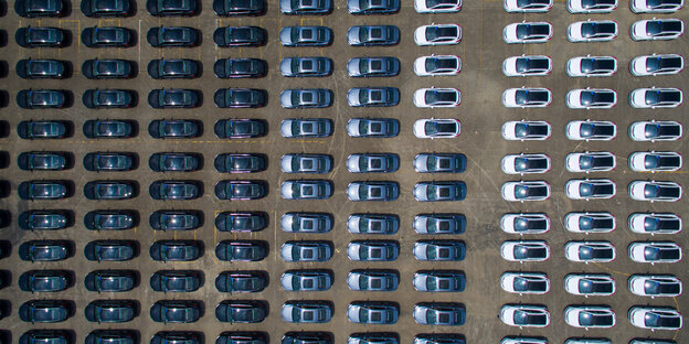 Über Hundert Autos, die in Reihe und Glied auf einem Parkplatz in Hangzhou parken Über Hundert Autos, die in Reihe und Glied auf einem Parkplatz in Hangzhou parken