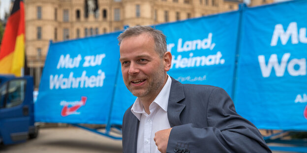 AfD-Spitzenkandidat Leif-Erik Holm steht vor AfD-Wahlplakaten AfD-Spitzenkandidat Leif-Erik Holm steht vor AfD-Wahlplakaten