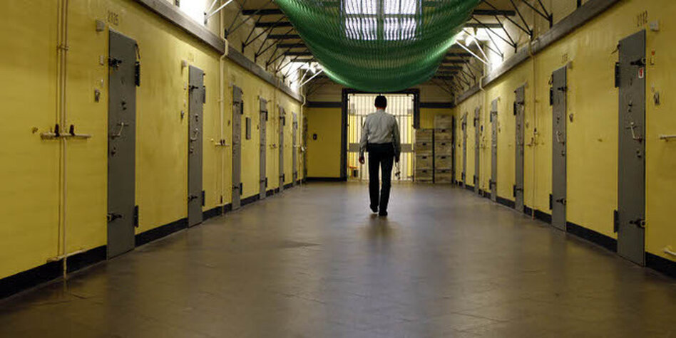 Resozialisierung von Gefangenen: Häftlinge fordern mehr Wächter - taz.de