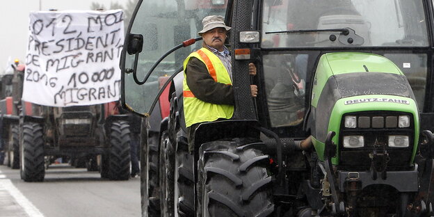 Landwirte blockieren mit ihren Traktoren die Autobahn nach Calais in Nordfrankreich Landwirte blockieren mit ihren Traktoren die Autobahn nach Calais in Nordfrankreich