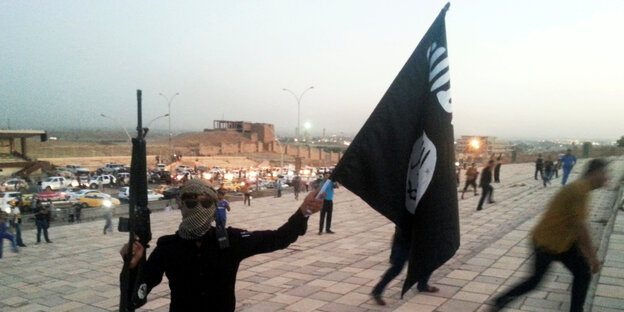 Kämpfer der Terrormiliz "IS" in Mossul. Kämpfer der Terrormiliz "IS" in Mossul.
