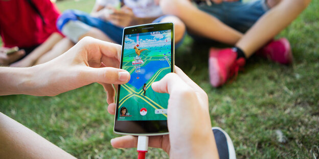 Ein Smartphone, auf dem Pokemongo läuft Ein Smartphone, auf dem Pokemongo läuft