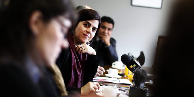 Chiles Frauenministerin Claudia Pascual bei einer Pressekonferenz.