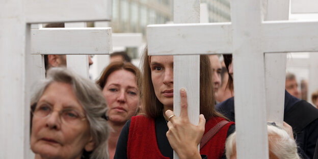 Menschen tragen Holzkreuze vor sich her Menschen tragen Holzkreuze vor sich her