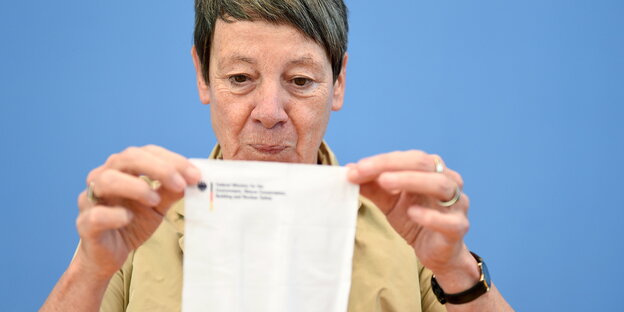 Bundesumweltministerin Barbara Hendricks hält in der Bundespressekonferenz in Berlin im Rahmen der Vorstellung des Umweltprogramms 2030 ein Brillenputztuch mit einem Schriftzug ihres Ministeriums Bundesumweltministerin Barbara Hendricks hält in der Bundespressekonferenz in Berlin im Rahmen der Vorstellung des Umweltprogramms 2030 ein Brillenputztuch mit einem Schriftzug ihres Ministeriums