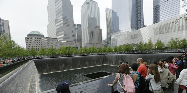 Menschen besichtigen die Gedenkstätte Ground Zero Menschen besichtigen die Gedenkstätte Ground Zero