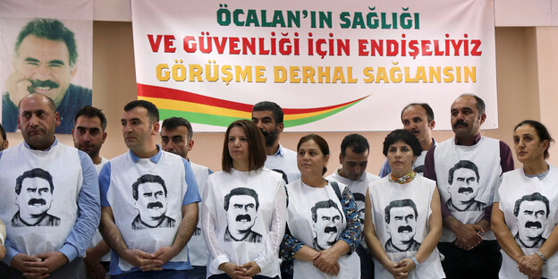 Eine Gruppe Menschen mit T-Shirts, auf denen der Kopf Abdullah Öcalans abgebildet ist Eine Gruppe Menschen mit T-Shirts, auf denen der Kopf Abdullah Öcalans abgebildet ist