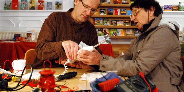 Zwei Besucher des Repair Cafés in München. Zwei Besucher des Repair Cafés in München.