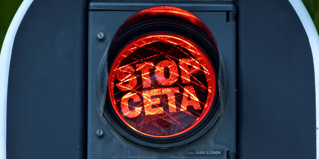 Auf einer roten Ampel steht "Stop Ceta" Auf einer roten Ampel steht "Stop Ceta"