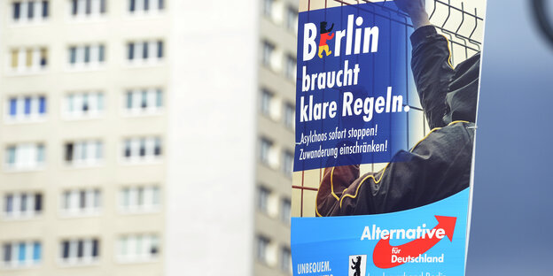 AfD-Wahlwerbung in Berlin, im Hintergrund eine Hochhausfassade AfD-Wahlwerbung in Berlin, im Hintergrund eine Hochhausfassade