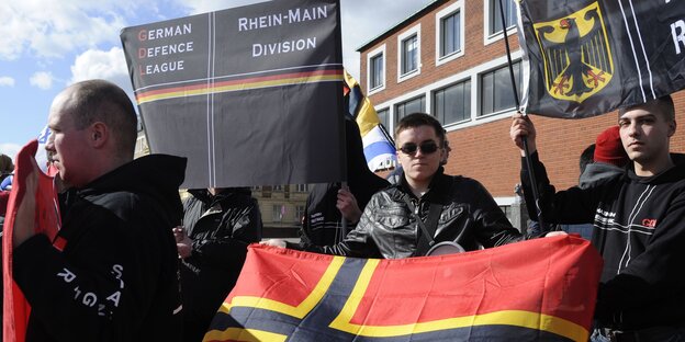 Demonstranten der German Defence League mit Flaggen Demonstranten der German Defence League mit Flaggen