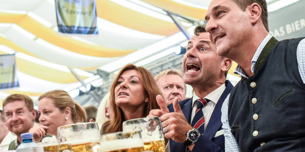 Heinz-Christian Strache sitzt vor mehreren Bierhumpen, reißt die Augen auf und streckt die Daumen in die Höhe Heinz-Christian Strache sitzt vor mehreren Bierhumpen, reißt die Augen auf und streckt die Daumen in die Höhe