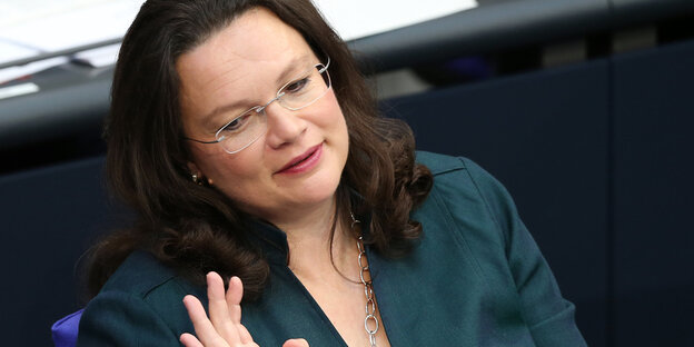 Andrea Nahles lehnt sich abwägend zur Seite Andrea Nahles lehnt sich abwägend zur Seite