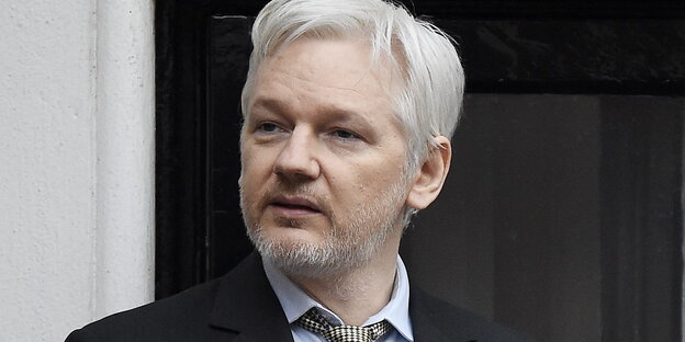 Julian Assange guckt fragend nach rechts Julian Assange guckt fragend nach rechts