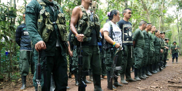 Farc-Kämpfer erwarten Befehle Farc-Kämpfer erwarten Befehle