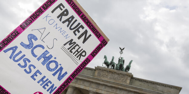 Vor der Quadriga ist ein Plakat zu sehen, auf dem steht „Frauen können mehr als schön aussehen“ Vor der Quadriga ist ein Plakat zu sehen, auf dem steht „Frauen können mehr als schön aussehen“