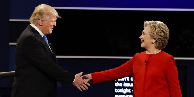 Zwei Personen geben sich die Hand. Es sind Donald Trump und Hillary Clinton Zwei Personen geben sich die Hand. Es sind Donald Trump und Hillary Clinton