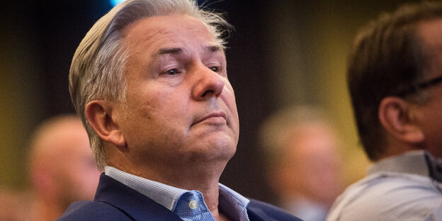 Ein Mann guckt interessiert nach vorne. Es ist Klaus Wowereit Ein Mann guckt interessiert nach vorne. Es ist Klaus Wowereit