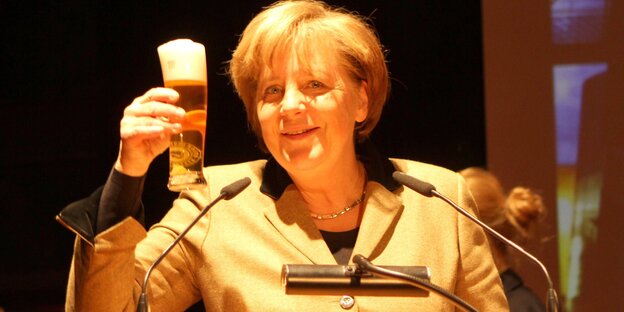 Angela Merkel hebt ein Glas Angela Merkel hebt ein Glas