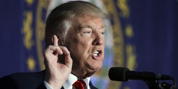 Donald Trump mit erhobenen Zeigefinger Donald Trump mit erhobenen Zeigefinger