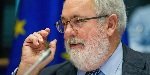 Miguel Arias Cañete spricht in ein Mikrofon Miguel Arias Cañete spricht in ein Mikrofon