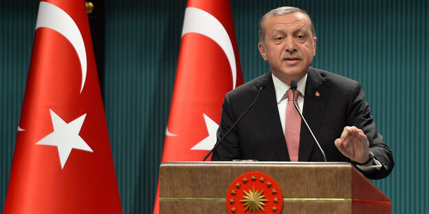 Erdogan an einem Pult Erdogan an einem Pult