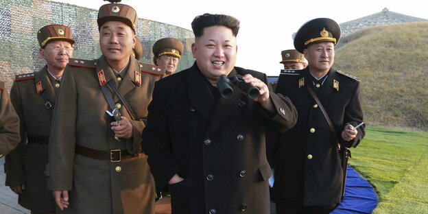 Kim Jong-un mit Soldaten Kim Jong-un mit Soldaten