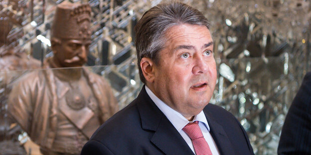 Sigmar Gabriel guckt überrascht Sigmar Gabriel guckt überrascht
