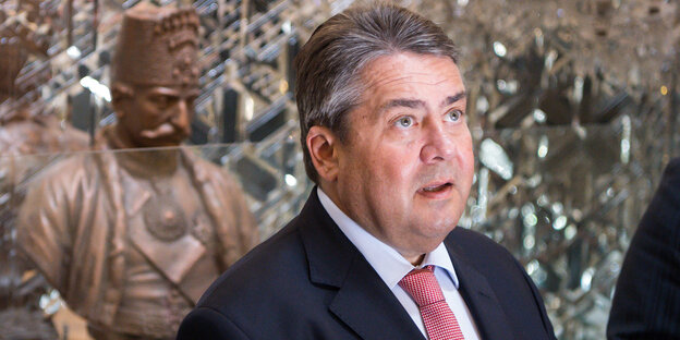 Sigmar Gabriel guckt überrascht