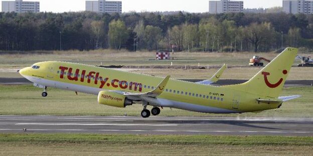 Ein Flugzeug von Tuifly hebt ab.