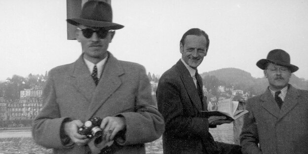 Reinhard Gehlen und sein Verbindungsoffizier, beide mit Schlapphüten Reinhard Gehlen und sein Verbindungsoffizier, beide mit Schlapphüten
