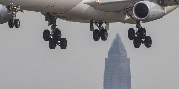 Das Fahrwerk eines Airbus vor der Landung am Flughafen in Frankfurt/Main. Das Fahrwerk eines Airbus vor der Landung am Flughafen in Frankfurt/Main.