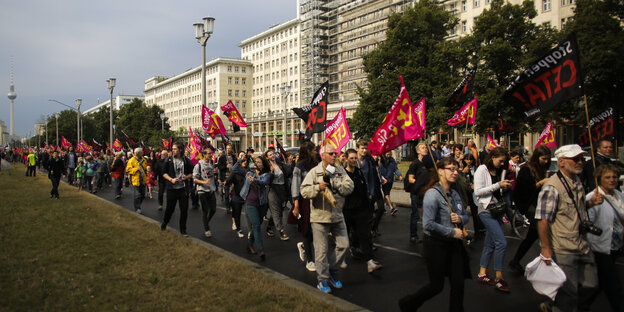 Anti-TTIP und Anti-Ceta-DemonstrantInnen laufen über die Straße Anti-TTIP und Anti-Ceta-DemonstrantInnen laufen über die Straße