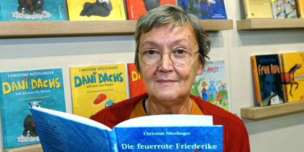 Christine Nöstlinger hält bei der Buchmesse in Frankfurt ihr Buch "Die feuerrote Friederike" in der Hand Christine Nöstlinger hält bei der Buchmesse in Frankfurt ihr Buch "Die feuerrote Friederike" in der Hand