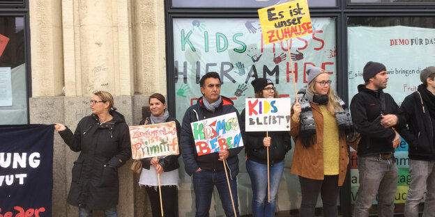 Mitarbeiter des „Kids“ protestieren vor ihren ehemaligen Räumen mit Schildern wie "Es ist unser Zuhause" Mitarbeiter des „Kids“ protestieren vor ihren ehemaligen Räumen mit Schildern wie "Es ist unser Zuhause"