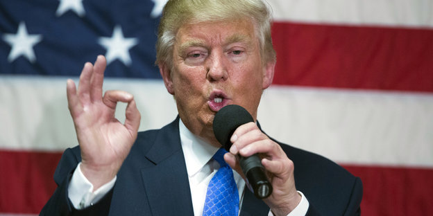 Donald Trump spricht in ein Mikrofon