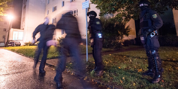 Polizei vor einem Plattenbau Polizei vor einem Plattenbau