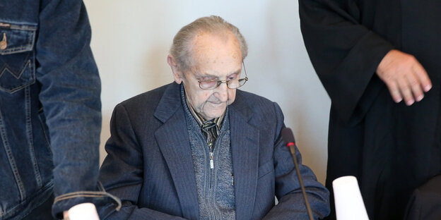 Der 95-jährige ehemalige SS-Sanitäter Hubert Zafke im Landgericht Neubrandenburg Der 95-jährige ehemalige SS-Sanitäter Hubert Zafke im Landgericht Neubrandenburg