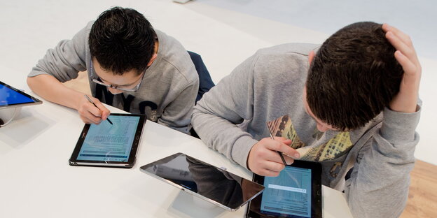 zwei Schüler mit Tablets zwei Schüler mit Tablets