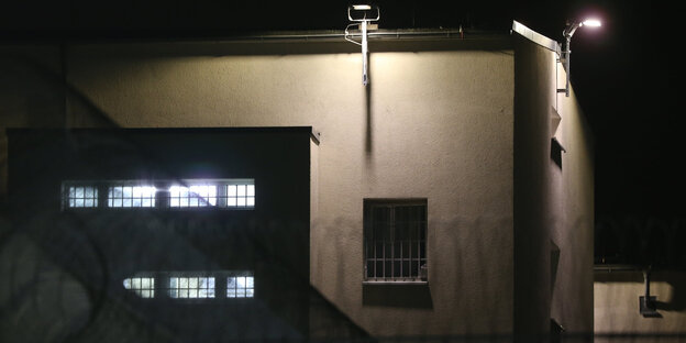 Ein Haus im Dunkeln. Drinnen brennt licht Ein Haus im Dunkeln. Drinnen brennt licht
