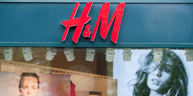 Ein Schaufenster von H&M Ein Schaufenster von H&M