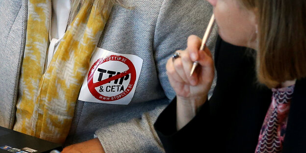 Frau mit Anti-Ceta-Sticker Frau mit Anti-Ceta-Sticker