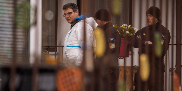 Polizeibeamte der Spurensicherung am Tatort in Georgensgmünd Polizeibeamte der Spurensicherung am Tatort in Georgensgmünd