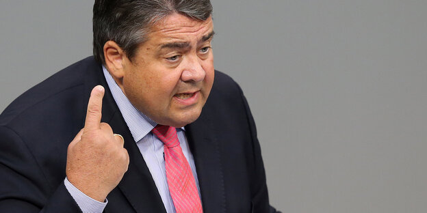 Sigmar Gabriel mit erhobenen Zeigefinger im Bundestag Sigmar Gabriel mit erhobenen Zeigefinger im Bundestag