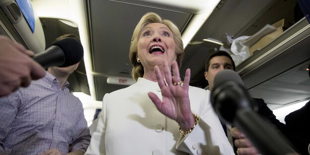 Frau im Flugzeug, es ist die US-amerikanische Präsidentschaftsbewerberin Hillary Clinton Frau im Flugzeug, es ist die US-amerikanische Präsidentschaftsbewerberin Hillary Clinton