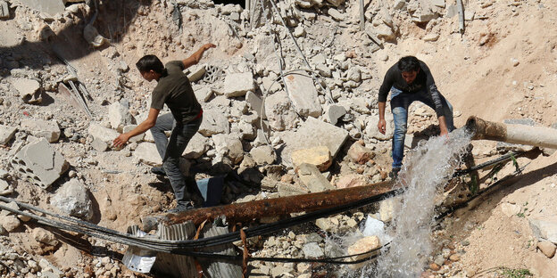 Wasser sprudelt aus einer zerstörten Leitung Wasser sprudelt aus einer zerstörten Leitung