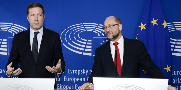 Paul Magnette am Rednerpult neben Martin Schulz Paul Magnette am Rednerpult neben Martin Schulz