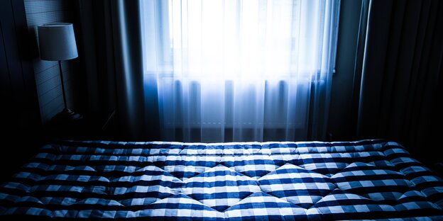 Ein Schlafzimmer im Dunkeln Ein Schlafzimmer im Dunkeln